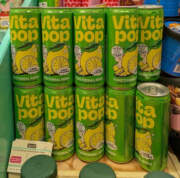 Coloridas latas de bebida de soda sabor lim&oacute;n bajo en calor&iacute;as Vita Pop, en expositor de tienda Normal de Madrid, Espa&ntilde;a, 4 de junio de 2026