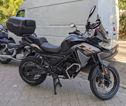 Vista lateral de moto adventure Voge 650 DS con ba&uacute;l trasero SH44, estacionada en Madrid, Espa&ntilde;a, 4 de junio de 2026