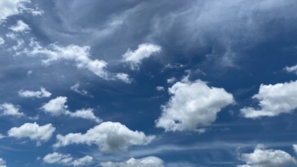 Obraz premium Dramatic Blue Sky with Fluffy White Clouds in a Beautiful Natural Landscape