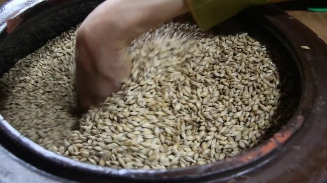 Korea barley dried yellow croaker bori gulbi earthenware crock pot seafood ingredient 생선 전통 보리굴비 굴비 항아리 옹기 보리 쌀 보관 숙성 건어물 수산물 한식 식재료