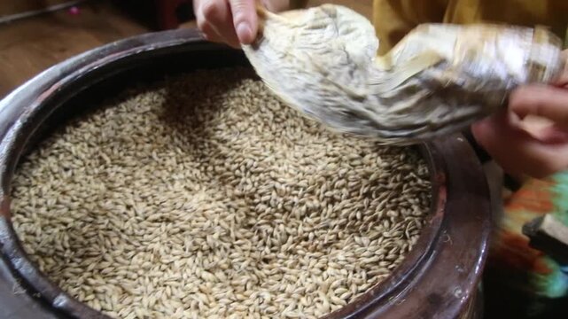 Korea barley dried yellow croaker bori gulbi earthenware crock pot seafood ingredient 생선 전통 보리굴비 굴비 항아리 옹기 보리 쌀 보관 숙성 건어물 수산물 한식 식재료