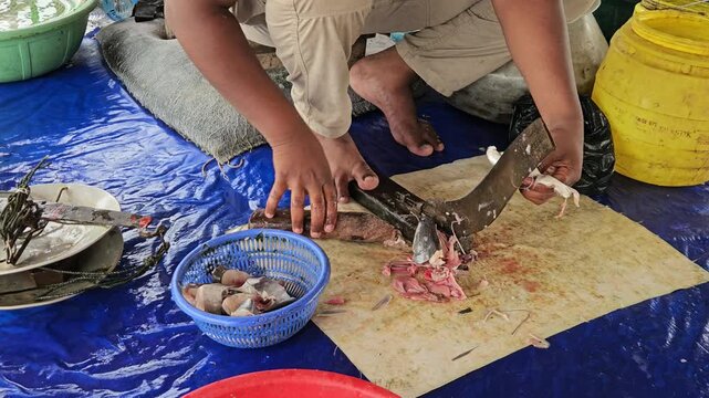 Traditional Fish Cleaning and Cutting by Fishmonger, Fresh Fish Preparation with Knife at Local Market in India, Seafood Processing, Manual Food Preparation, Rural Fishing Culture, Fish Market