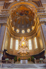 Wspaniały barokowy ołtarz główny i freski na kopule wewnątrz zabytkowej Katedry św. Januarego w Neapolu, Włochy © Grzegorz