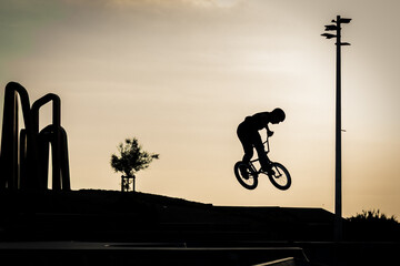 Fototapeta premium silhouette d'un rider en bmx au coucher de soleil