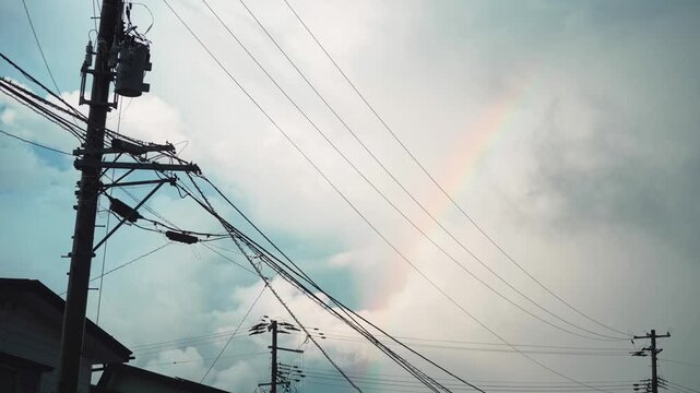 集中豪雨のあと遠くに見える虹