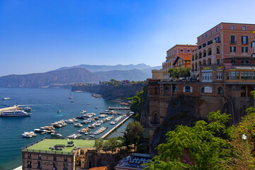 Panoramiczny widok z góry na luksusowy Grand Hotel Excelsior Vittoria w kurorcie Sorrento na Półwyspie Sorrentyńskim, region Kampania, Włochy © Grzegorz