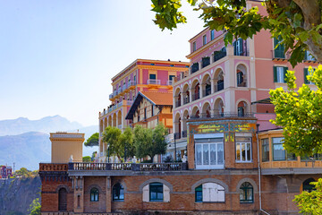Malowniczy widok na zabytkowy, luksusowy Grand Hotel Excelsior Vittoria w kurorcie Sorrento na Półwyspie Sorrentyńskim, region Kampania, Włochy © Grzegorz