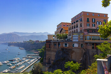 Panoramiczny widok z góry na luksusowy Grand Hotel Excelsior Vittoria w kurorcie Sorrento na Półwyspie Sorrentyńskim, region Kampania, Włochy © Grzegorz