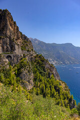 Malowniczy widok z lotu ptaka na słynne Wybrzeże Amalfi (Costiera Amalfitana) z miasteczkiem Positano w tle, region Kampania, Włochy © Grzegorz