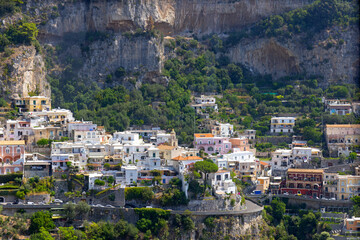 Malowniczy krajobraz nadmorski przedstawiający słynny kurort Amalfi na Wybrzeżu Amalfi, region Kampania, Włochy © Grzegorz