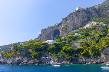 Malowniczy widok z morza na urokliwy przylądek w Conca dei Marini na Wybrzeżu Amalfi, region Kampania, Włochy © Grzegorz