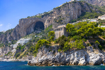 Malowniczy widok z morza na urokliwy przylądek w Conca dei Marini na Wybrzeżu Amalfi, region Kampania, Włochy © Grzegorz