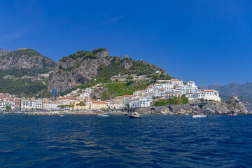 Malowniczy krajobraz nadmorski przedstawiający słynny kurort Amalfi na Wybrzeżu Amalfi, region Kampania, Włochy © Grzegorz