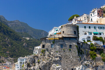 Malowniczy krajobraz nadmorski przedstawiający słynny kurort Amalfi na Wybrzeżu Amalfi, region Kampania, Włochy © Grzegorz