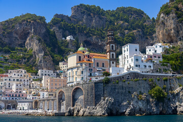 Malowniczy krajobraz nadmorski przedstawiający słynny kurort Amalfi na Wybrzeżu Amalfi, region Kampania, Włochy © Grzegorz
