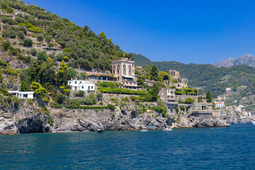 Malowniczy krajobraz nadmorski przedstawiający słynny kurort Amalfi na Wybrzeżu Amalfi, region Kampania, Włochy © Grzegorz