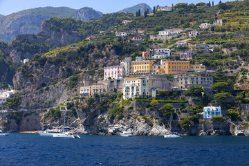 Malowniczy krajobraz nadmorski przedstawiający słynny kurort Amalfi na Wybrzeżu Amalfi, region Kampania, Włochy © Grzegorz