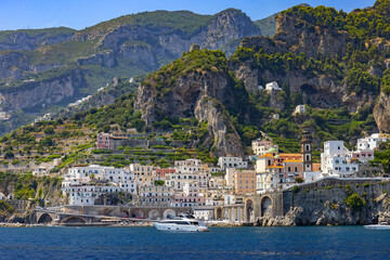 Malowniczy krajobraz nadmorski przedstawiający słynny kurort Amalfi na Wybrzeżu Amalfi, region Kampania, Włochy © Grzegorz