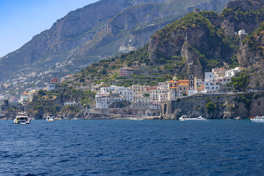 Malowniczy krajobraz nadmorski przedstawiający słynny kurort Amalfi na Wybrzeżu Amalfi, region Kampania, Włochy
