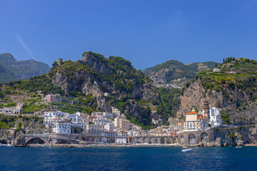 Malowniczy krajobraz nadmorski przedstawiający słynny kurort Amalfi na Wybrzeżu Amalfi, region Kampania, Włochy © Grzegorz