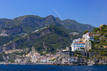 Malowniczy krajobraz nadmorski przedstawiający słynny kurort Amalfi na Wybrzeżu Amalfi, region Kampania, Włochy © Grzegorz