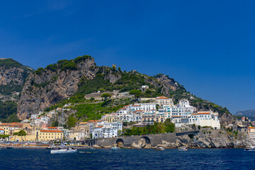 Malowniczy krajobraz nadmorski przedstawiający słynny kurort Amalfi na Wybrzeżu Amalfi, region Kampania, Włochy © Grzegorz