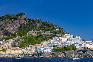Malowniczy krajobraz nadmorski przedstawiający słynny kurort Amalfi na Wybrzeżu Amalfi, region Kampania, Włochy © Grzegorz