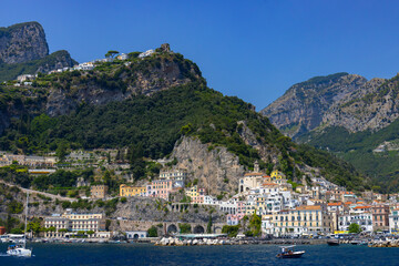 Malowniczy krajobraz nadmorski przedstawiający słynny kurort Amalfi na Wybrzeżu Amalfi, region Kampania, Włochy © Grzegorz