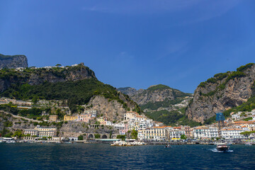 Malowniczy krajobraz nadmorski przedstawiający słynny kurort Amalfi na Wybrzeżu Amalfi, region Kampania, Włochy © Grzegorz