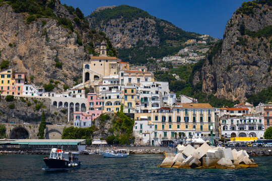 Malowniczy krajobraz nadmorski przedstawiający słynny kurort Amalfi na Wybrzeżu Amalfi, region Kampania, Włochy