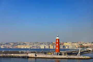 Czerwona latarnia morska Molo San Vincenzo w porcie w Neapolu, Włochy. © Grzegorz