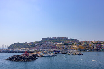 Widok z morza na port Marina di Corricella i Terra Murata na wyspie Procida, Włochy. © Grzegorz