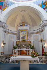Wnętrze i ołtarz kościoła Santa Maria delle Grazie na wyspie Procida, Włochy. © Grzegorz
