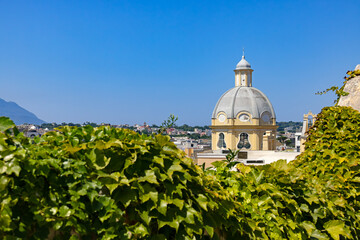 Malowniczy widok na zabytkowy kościół Santa Maria delle Grazie na włoskiej wyspie Procida w Zatoce Neapolitańskiej. © Grzegorz