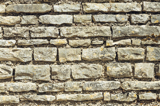 Texture naturelle d&rsquo;un ancien mur en pierre de Bourgogne, aux teintes min&eacute;rales et aux irr&eacute;gularit&eacute;s authentiques. Une surface rustique id&eacute;ale comme arri&egrave;re-plan ou texture pour des projets design. 