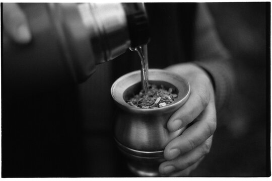 Pouring water into mate pot