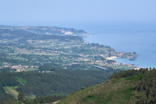 Paisaje de la costa oriental de Asturias. Se pueden ver, Colunga, Lastres, la Isla, entre otros. Vista des del Mirador del Fito , cerca de Arriondas