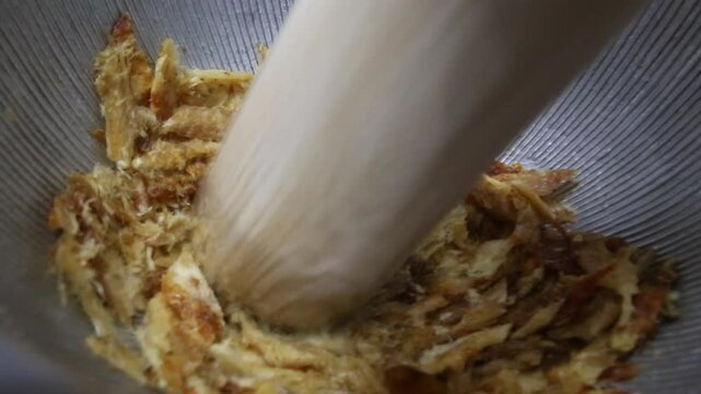 Korea dried fish gulbi shredded dried yellow croaker pounding pestle bowl kitchen food preparation Korea 한국 굴비 건어물 보리굴비 찢은굴비 절구 방아 절굿공이 주방 식재료 조리과정 한식 전통음식