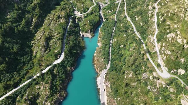 Eau turquoise et versants boises en contrebas du barrage d'Emosson