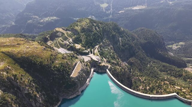Barrage d'Emosson vu du ciel et eaux turquoise, Valais, Suisse