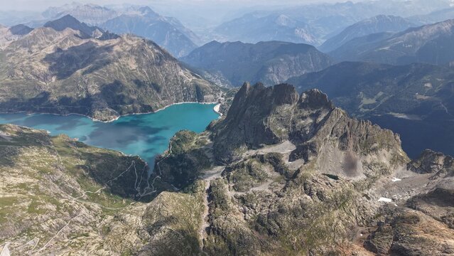 Lac d'Emosson turquoise entre aretes rocheuses, vue aerienne, Suisse