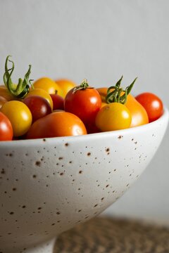 Tomates variados en recipiente blanco