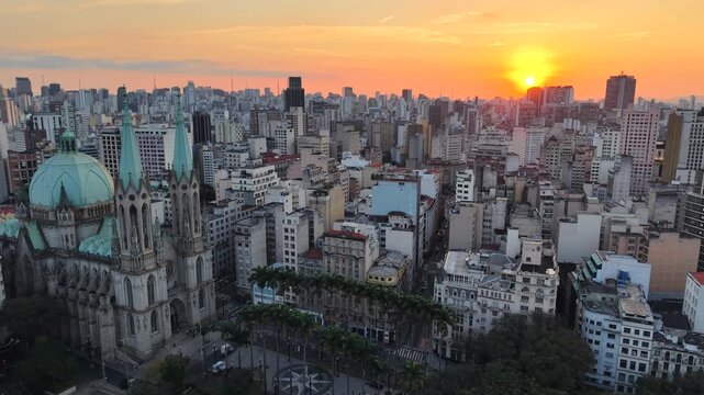 S&eacute; Cathedral, in the historic center of S&atilde;o Paulo, is one of the city&rsquo;s main religious and architectural symbols, standing out for its imposing neo-Gothic architecture beside Pra&ccedil;a da S&eacute; - Brazil