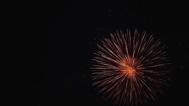 Spektakul&auml;res orange-rotes Silvesterfeuerwerk mit gro&szlig;en Feuerb&auml;llen