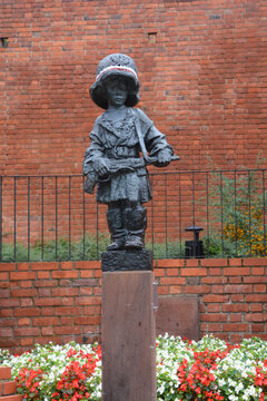 WARSAW POLAND: Maly Powstaniec (the "Little Insurrectionist") is a statue in commemoration of the child soldiers who fought and died during the Warsaw Uprising of 1944 by Jerzy Jarnuszkiewicz
