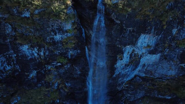 Abflug entlang einer Felswand mit Wasserfall &ndash; Blick auf zerkl&uuml;fteten Grat und Bergpanorama