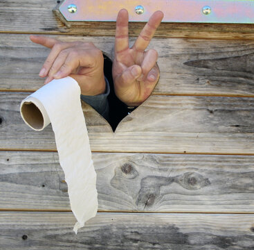 mission accomplished, successfull defecation - erfolgreicher stuhlgang. Hand zeigt Victory und Klopapier.