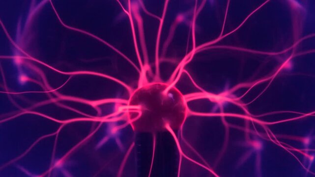 Gros plan sur une boule plasma aux teintes roses, parcourue de filaments &eacute;lectriques lumineux qui se ramifient &agrave; l&rsquo;int&eacute;rieur de la sph&egrave;re. 