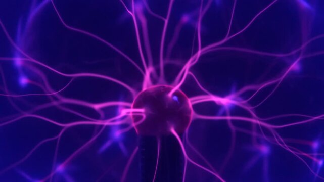 Gros plan sur une boule plasma aux teintes roses, parcourue de filaments &eacute;lectriques lumineux qui se ramifient &agrave; l&rsquo;int&eacute;rieur de la sph&egrave;re. 