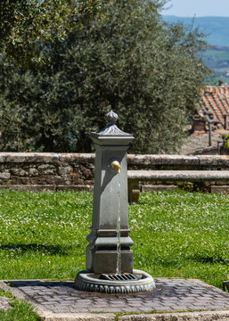Wasserbrunnnen mit Trinkwasser, Parco Massimo Ferreti, Montalciono, Toskana, Italien